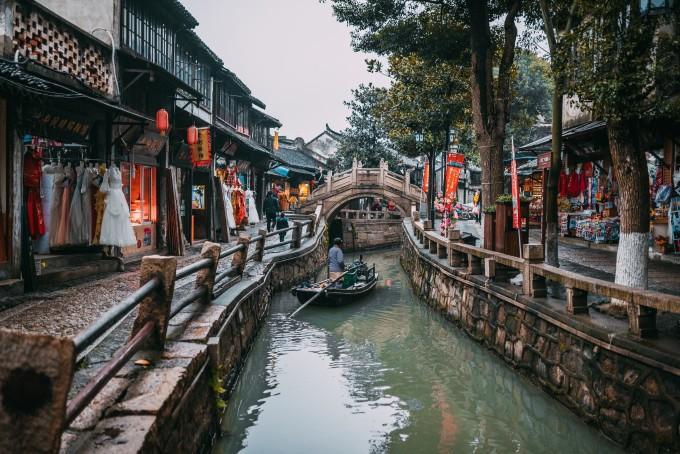 春运首日,南铁2400名春运志愿者上岗服务